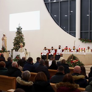 Biskup Šaško predvodio misu ponoćku u Župi Uzvišenja Svetoga Križa u Dugome Selu